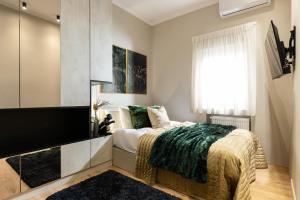 Qult - Monkey Business