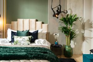 Qult - Monkey Business