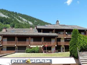 Appartements Appartement Confortable au Coeur du Village, Proche des Pistes avec Terrasse et Garage - FR-1-304-191 : photos des chambres