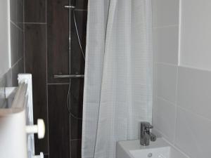 Appartements Appartement cosy 3 pieces - 6 personnes, balcon, centre, proche commerces et telepherique - FR-1-464-12 : photos des chambres