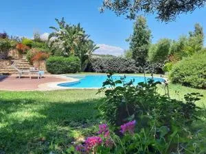 Villa Bougainvillea con piscina e giardino privato a pochi passi dal mare - Castiadas