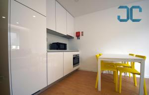 Sogra Apartment by JC with Balcony