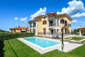 Apartment with pool Silvia II