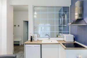 NAVA Apartment in the center with private parking of stayinthess