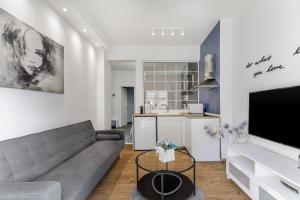 NAVA Apartment in the center with private parking of stayinthess