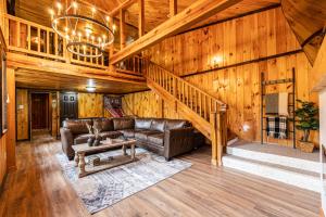 Fun cabin with hot tub, pool table & fire pit - BIG BLUE
