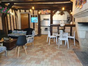 Maisons de vacances HYPER HYPER CENTRE MAISON ENTIERE DE 150 m2 QUARTIER HISTORIQUE DE TOURS a 25 metres DE LA CELEBRE PLACE PLUMEREAU pour 2 a 7 Personnes : photos des chambres