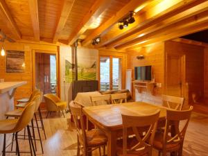 Appartement rénové 3 chambres, animaux acceptés, parking, proche Grand Massif - FR-1-642-76