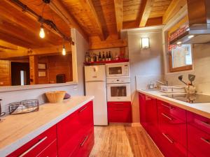 Appartement rénové 3 chambres, animaux acceptés, parking, proche Grand Massif - FR-1-642-76