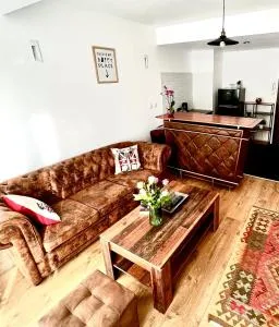 WOOD STORY - Modern 1BR Apt near city center with parking - Colentina