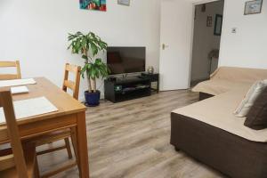 Lovely & bright 1 bedroom apartment near the beach