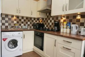 Lovely & bright 1 bedroom apartment near the beach