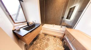 Deluxe King Suite room in Redcliffe Hotel