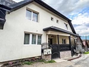 Casa de langa rau RUCAR