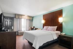 1 King Bed Non-Smoking room in Americas Best Value Inn & Suite