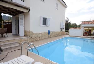 Fab Sea and Mountain View Villa, walking distance from the Sandy Beach