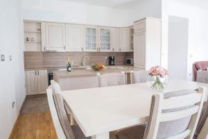 Villa La Famiglia with private heated pool