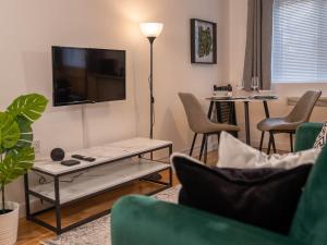 Modern & Central - KING Bed, Super FAST Wi-Fi