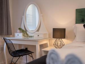 Modern & Central - KING Bed, Super FAST Wi-Fi