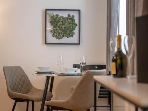 Modern & Central - KING Bed, Super FAST Wi-Fi