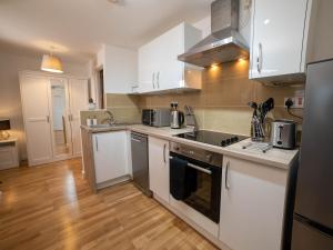 Modern & Central - KING Bed, Super FAST Wi-Fi