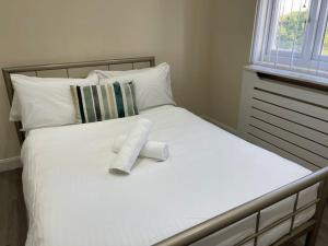 5 Bedroom House by monishortlets