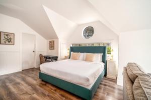 King Suite with Sea View room in Agate Cove Inn