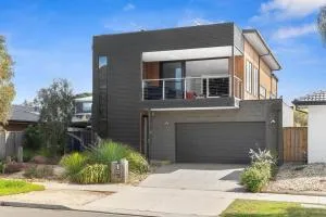 Bayview Luxe- Sleeping 14, Pet Friendly, Views- 4 bedroom, lounge with sofa beds - Wallington