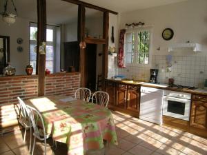 Maisons de vacances Gite Dompierre-sur-Besbre, 4 pieces, 6 personnes - FR-1-489-112 : photos des chambres