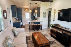 Bali Bungalow - Downtown Cocoa Beach