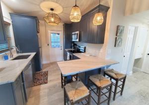 Bali Bungalow - Downtown Cocoa Beach