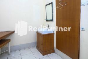 Hotel Sebelas at Jalan Palasari Mitra RedDoorz