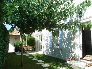 Maisons de vacances Gite Saint-Cybardeaux, 4 pieces, 6 personnes - FR-1-653-85 : photos des chambres