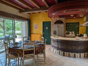 Gîte avec Piscine Chauffée, Jacuzzi et Jardin Privé - FR-1-653-156