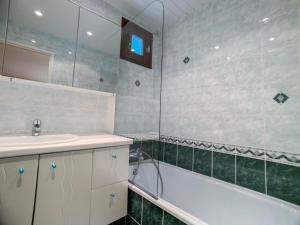 Appartement lumineux proche pistes et commerces, balcon, 6 personnes, parking - FR-1-502-468