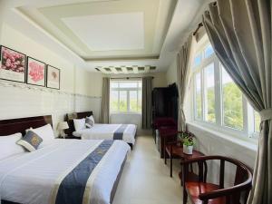 Phòng Bốn Người Hướng Núi (Quadruple Room with Mountain View)