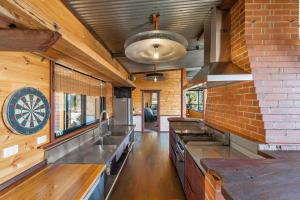 Big Hill Rustic Retreat - BYO Linen