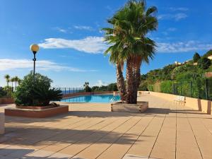 APPARTEMENT CLIMATISE - TERRASSE AVEC APERCU MER - GOLF DE ST TROPEZ