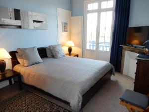 B&B / Chambres d'hotes CAPRICES DE PLAGE Chambre grand lit double avec balneo et beau balcon, vue panoramique, 300 metres plage Mers les Bains Le Treport : photos des chambres