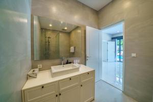 Villa Okenada - Modern 5-bedroom pool villa in Berawa!