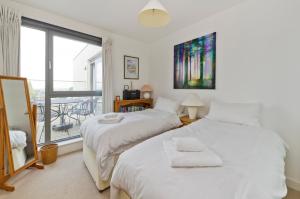 Superb apartment with terrace near the river in Putney by UnderTheDoormat