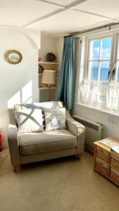 Benwick Cottage - Beachfront Thatched Cottageon the marine parade with absolutely spectacular Sea views! Sleeps 4