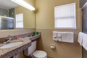Double Room with Two Double Beds - Non-Smoking room in Econo Lodge East Hartford - Hartford