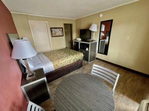 Standard Double Room - Smoking room in Econo Lodge East Hartford - Hartford