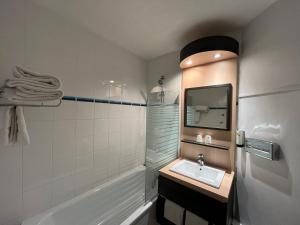 Hotels Hotel Le Neron - Logis : Chambre Quadruple