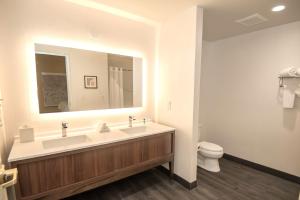 King Suite - Non-Smoking room in Holiday Inn Oakland Airport an IHG Hotel