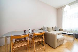 Cozy and sunny apartment in uptown