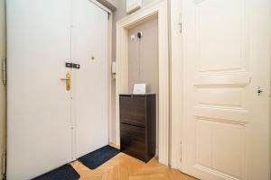 Cozy and sunny apartment in uptown