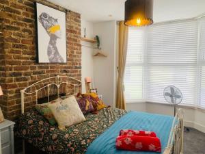 Funky 2 Bedroom Apartment In Town Centre
