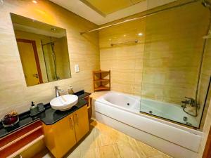 Exquisite, luxe 1BD Apartment, Unparalleled Sea Views, Prime Dubai Marina Location & Full Kitchen by "La Buena Vida Holiday Homes